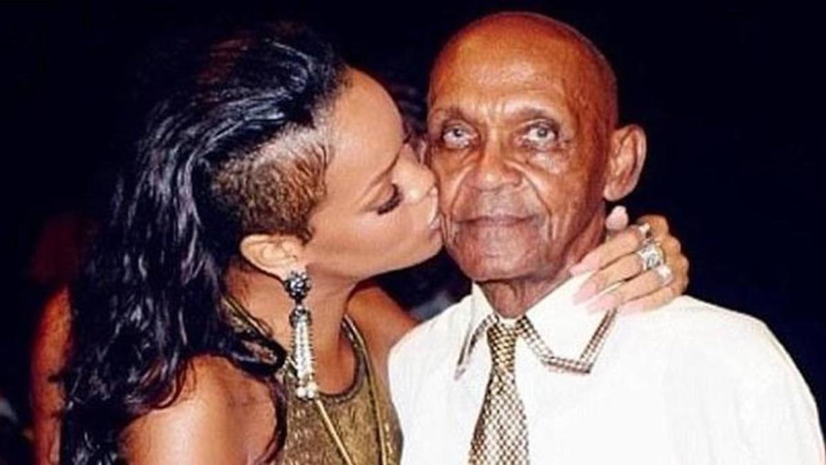 Rihanna baila con su abuelo