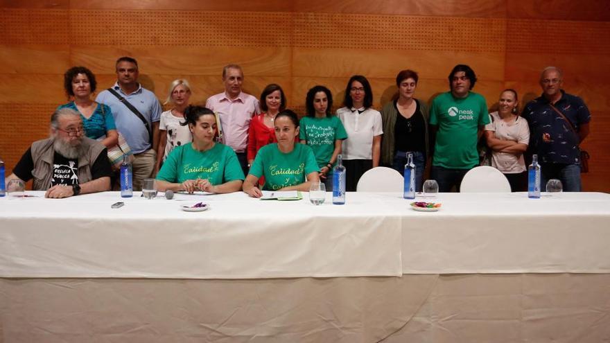 Trabajadoras de las escuelinas de Avilés y simpatizantes de su causa, en una pasada acción reivindicativa.