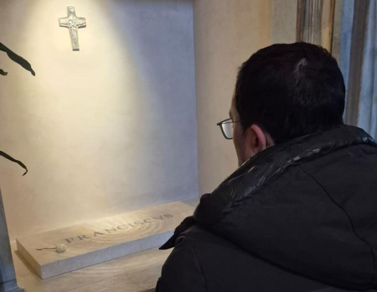 El Presidente, delante de la tumba del Papa Francisco, en el Vaticano.