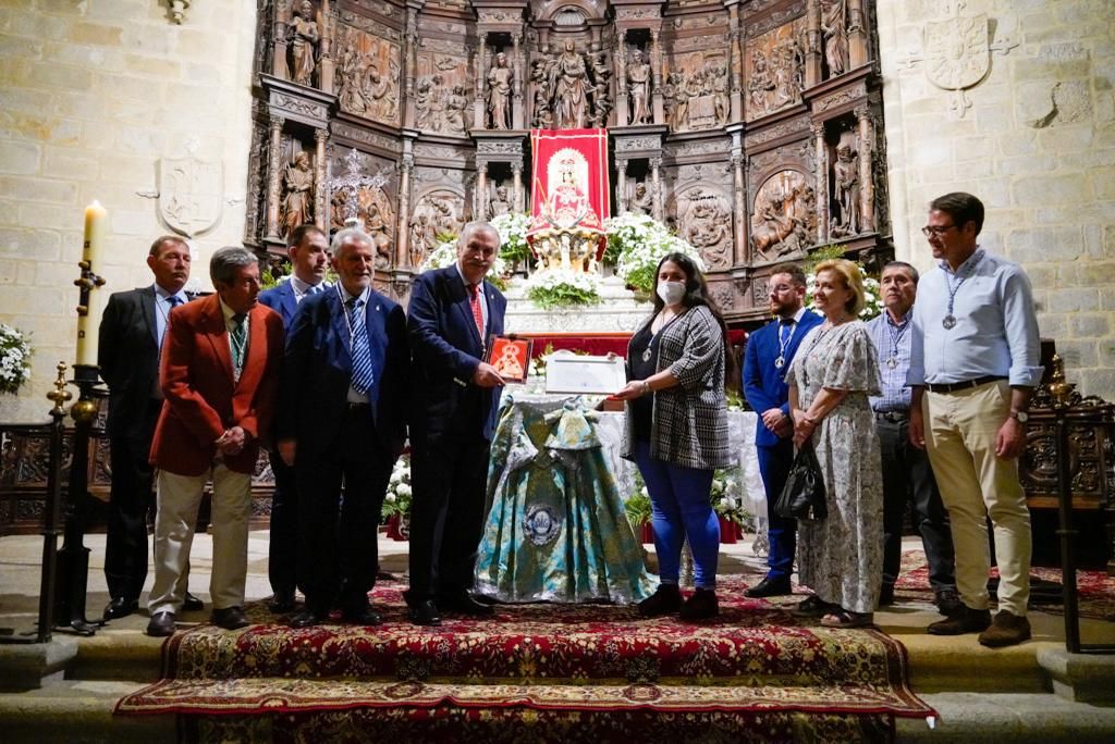 La cofradía de la Montaña regala un manto a la Virgen del Vaquero