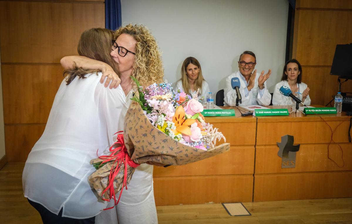El equipo médico agradeció la labor de ADMO entregándole un ramo de flores a su presidenta, Virtudes Carrasco.