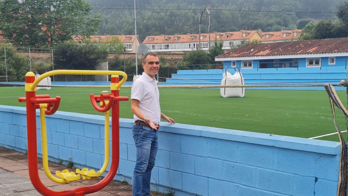 Iván Fernández, ayer, junto a la cancha deportiva de Cancienes.