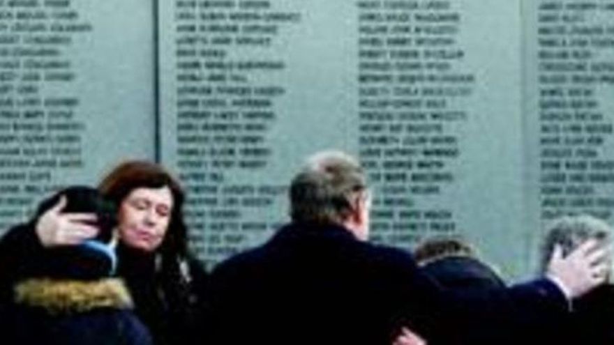 Familiares de las víctimas se abrazan ante el memorial de Lockerbie durante un acto de homenaje.