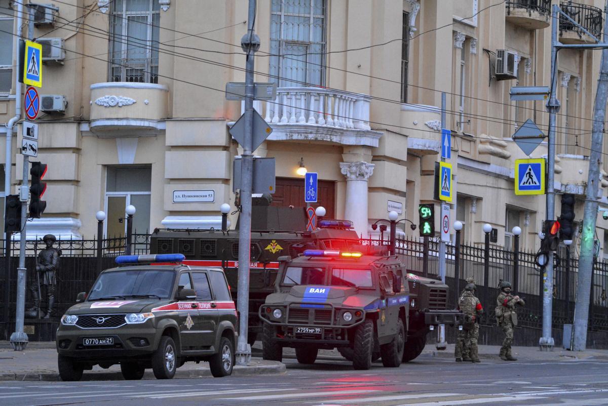 Rostov-on-don (Russian Federation), 23/06/2023.- Russian servicemen block a street in downtown Rostov-on-Don, southern Russia, 24 June 2023. Security and armoured vehicles were deployed after private military company (PMC) Wagner Group’Äôs chief Yevgeny Prigozhin said in a video that his troops had occupied the building of the headquarters of the Southern Military District, demanding a meeting with Russia’Äôs defense chiefs. (Rusia, Ucrania) EFE/EPA/ARKADY BUDNITSKY