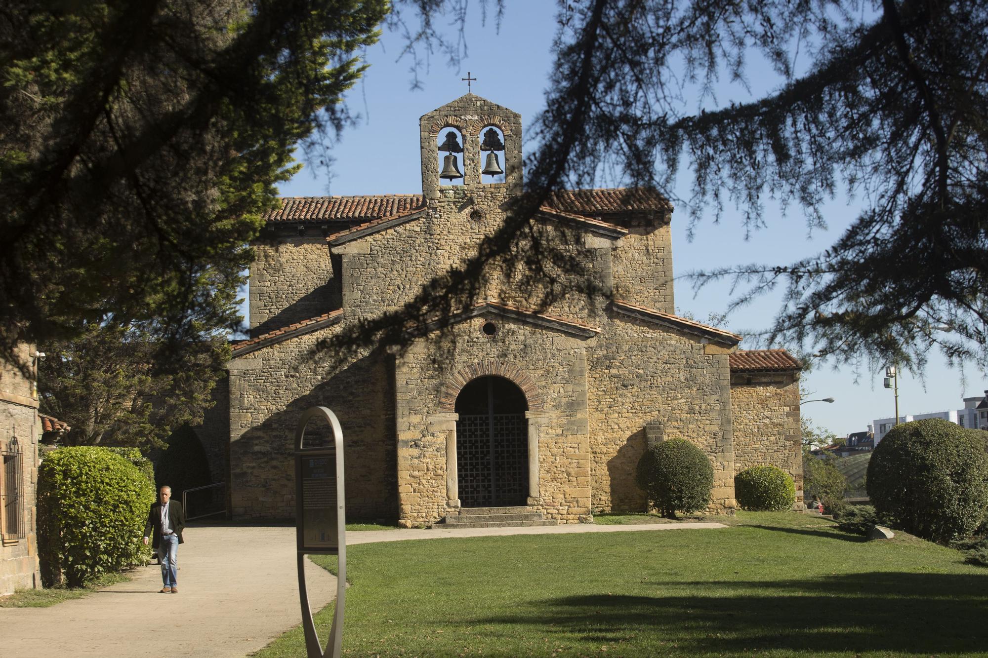 Así está la iglesia de Santullano después de recuperar la carga de mortero en sus muros