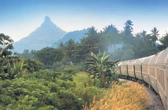 Este tren de lujo recorre el sudeste asiático: solo acepta 60 pasajeros a bordo