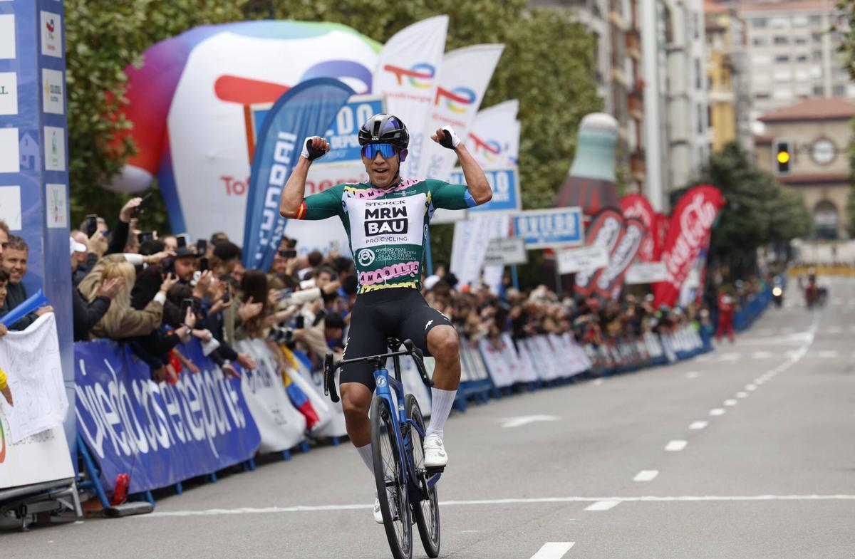 Edgar Cadena celebra su victoria en la meta de Oviedo.