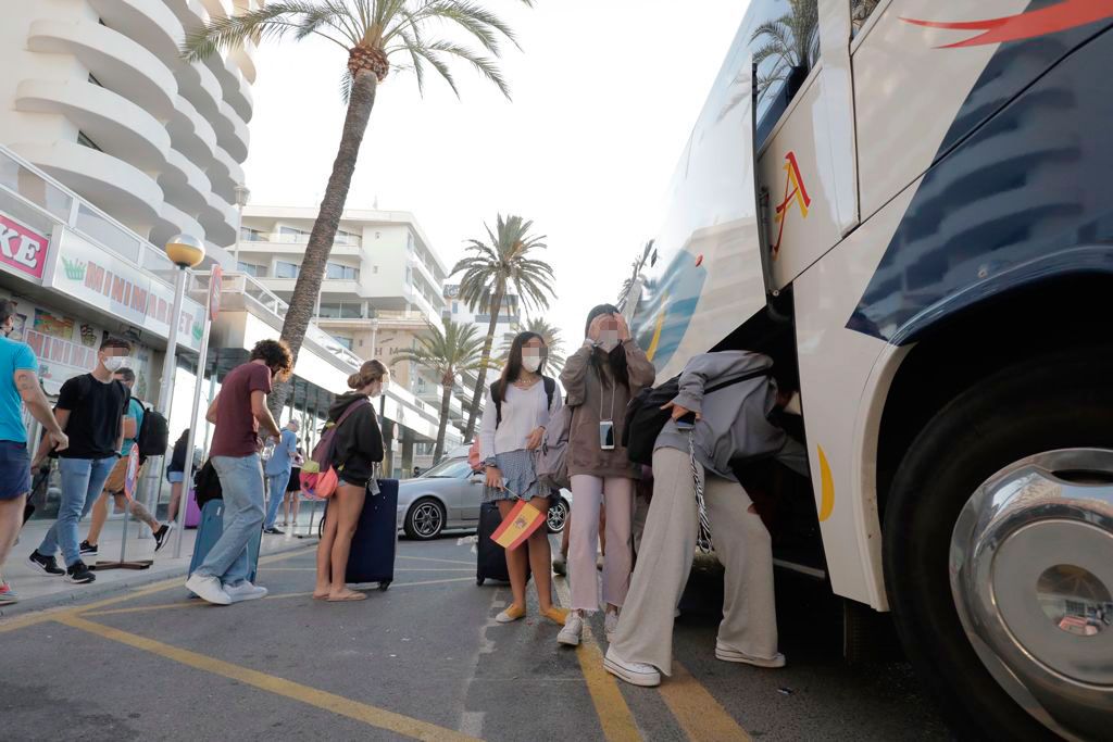 La estudiantes, hasta ahora confinados, en el Puerto de Palma para salir hacia la península