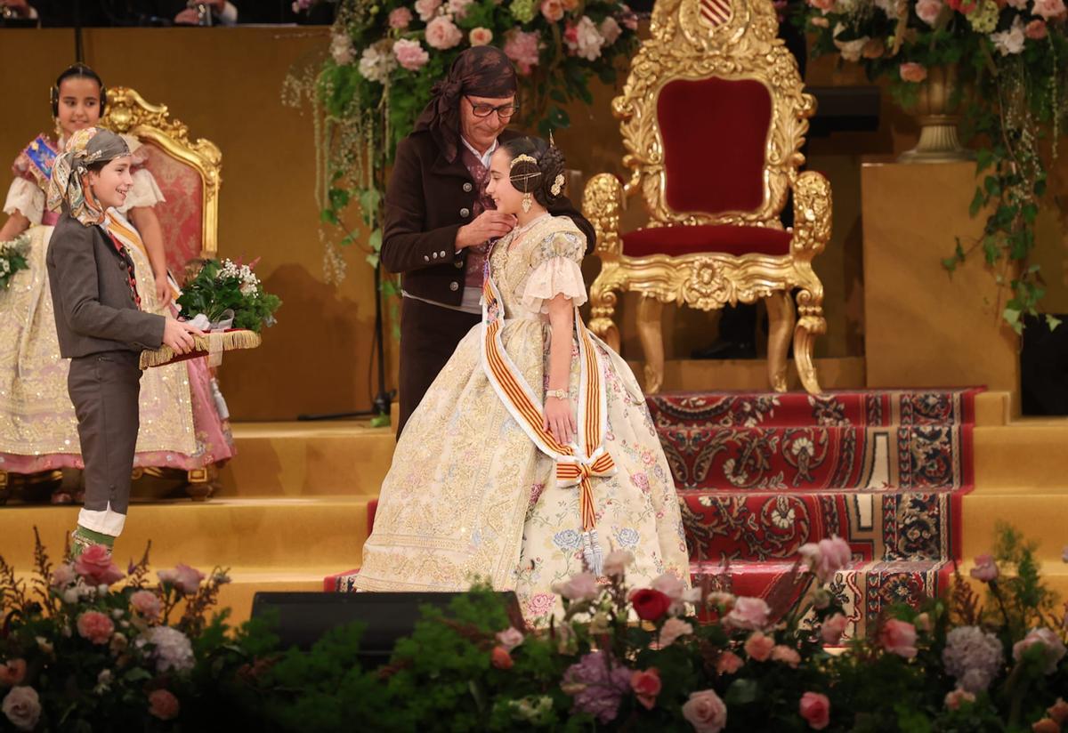 Imposición de bandas a Marta Mercader y la corte de honor infantil de las Fallas 2026