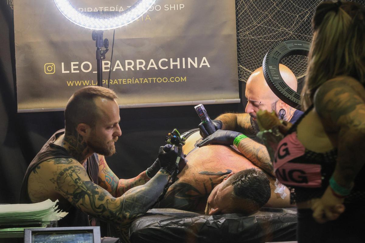 Tatuadores, en faena
