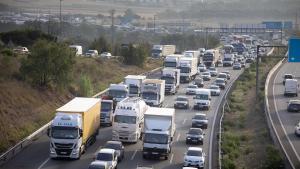 Camiones y turismos comparten espacio en la AP-7, al paso de esta autopista por Sant Cugat