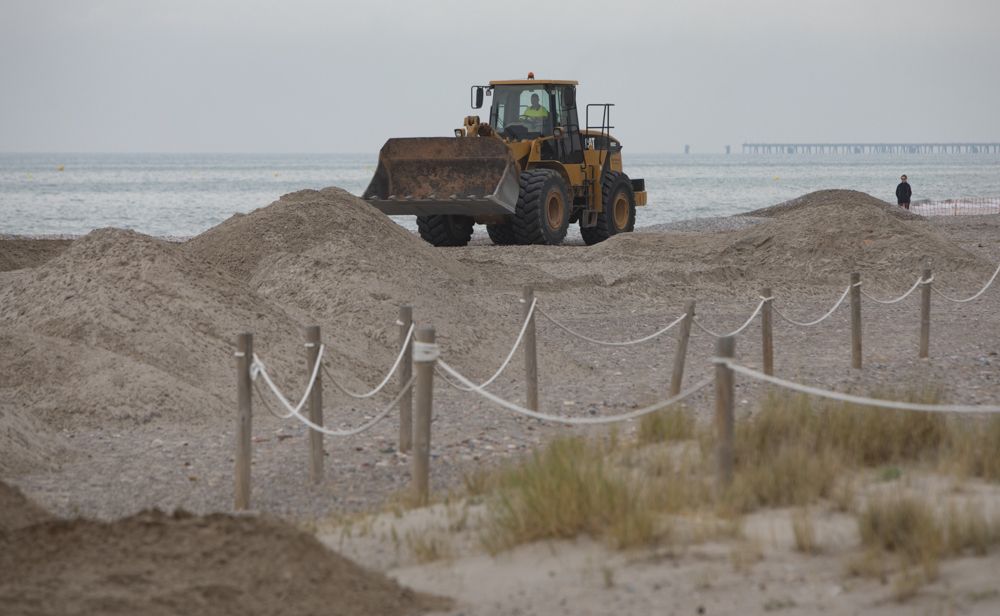 Se inician los trabajos de retirada de piedras en la playa de Canet