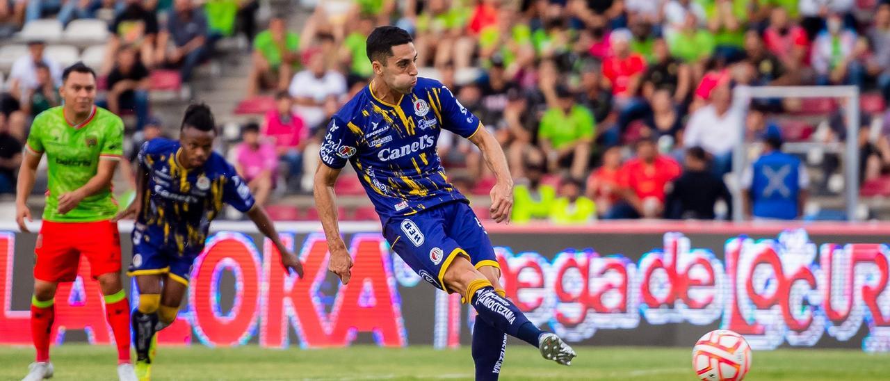 Sabin Merino lanza el penalti con el que marcó su primer gol en México.