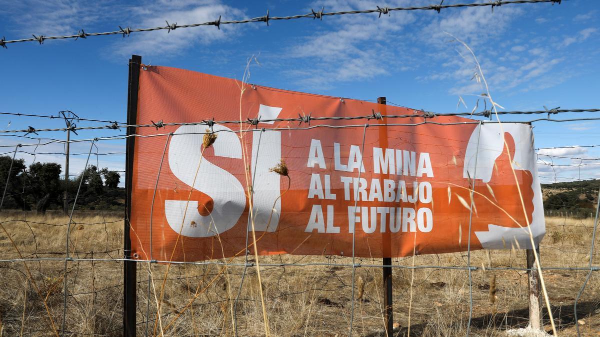 Cartel a favor de la construcción de la mina de uranio en Retortillo.