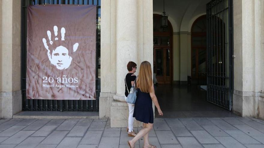 La Diputación exige «la disolución de ETA» en el homenaje a Blanco