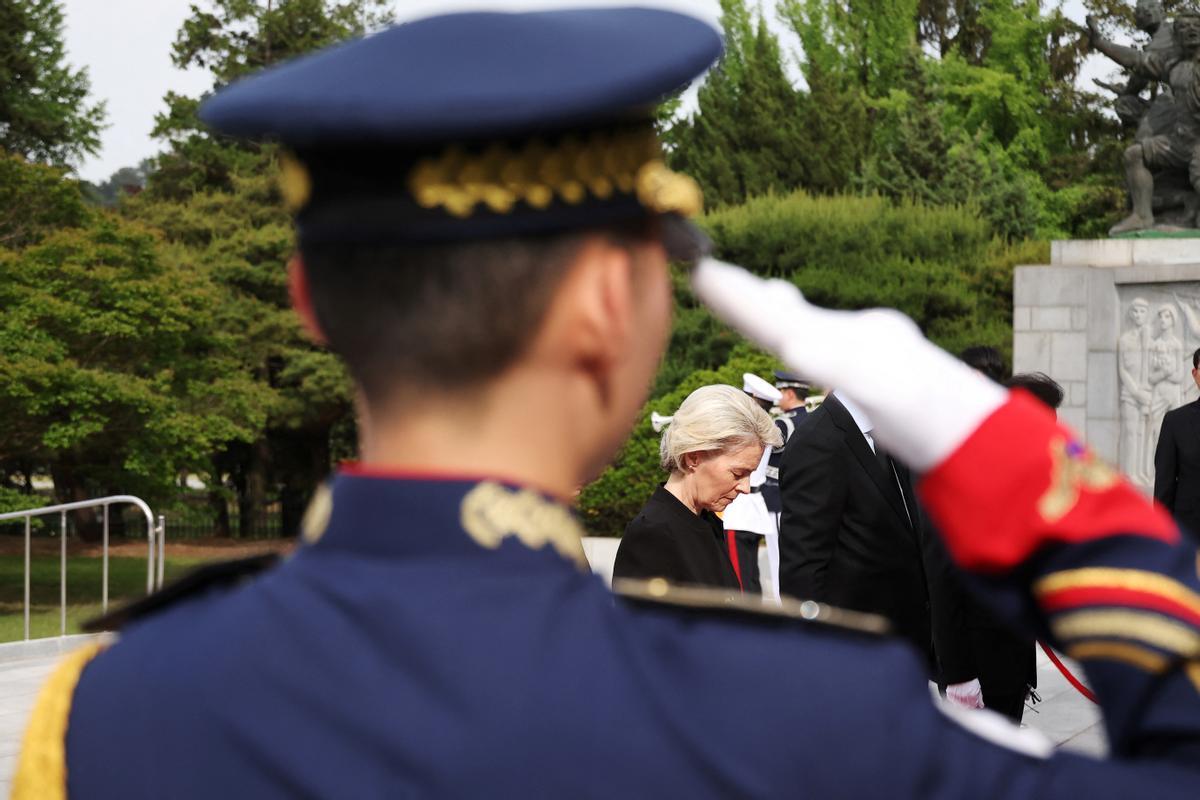 Von der Leyen y Michel visitan el Cementerio Nacional de Corea