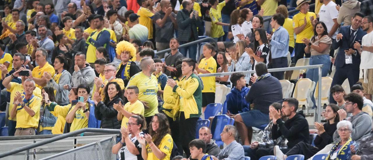 Los fieles amarillos, ubicados en la grada de Tribuna, aplauden en homenaje a Kirian, el pasado sábado, ante el Zaragoza. Los seguidores señalan al futbolista. | | JOSÉ CARLOS GUERRA
