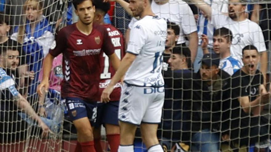 Jaime, en el centro, durante el Pontevedra-Deportivo. |  // LOF