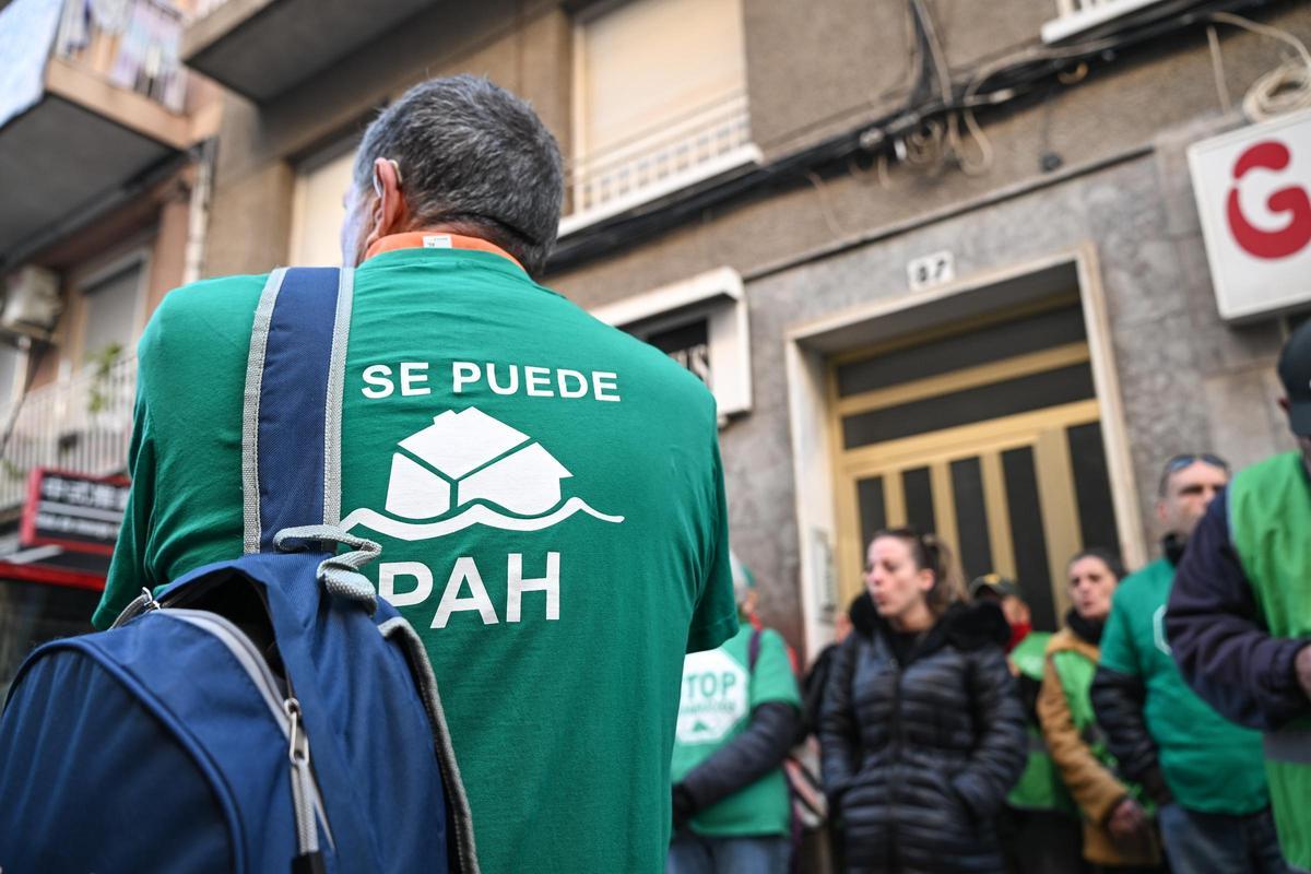 La PAH logra aplazar el desahucio de una mujer y su hija en el barrio de Carrús en Elche