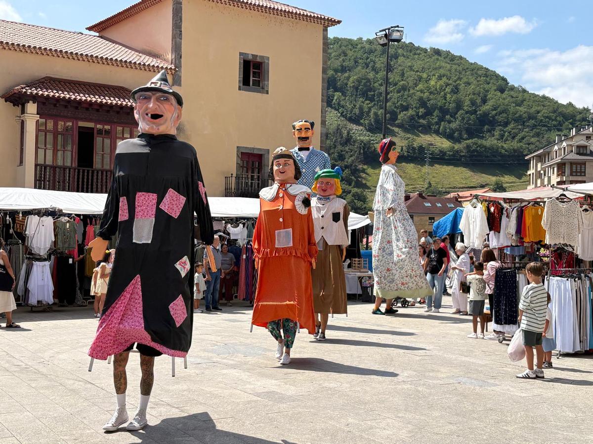 Gigantes y cabezudos animan Cangas del Narcea Gigantes y cabezudos animan Cangas del Narcea