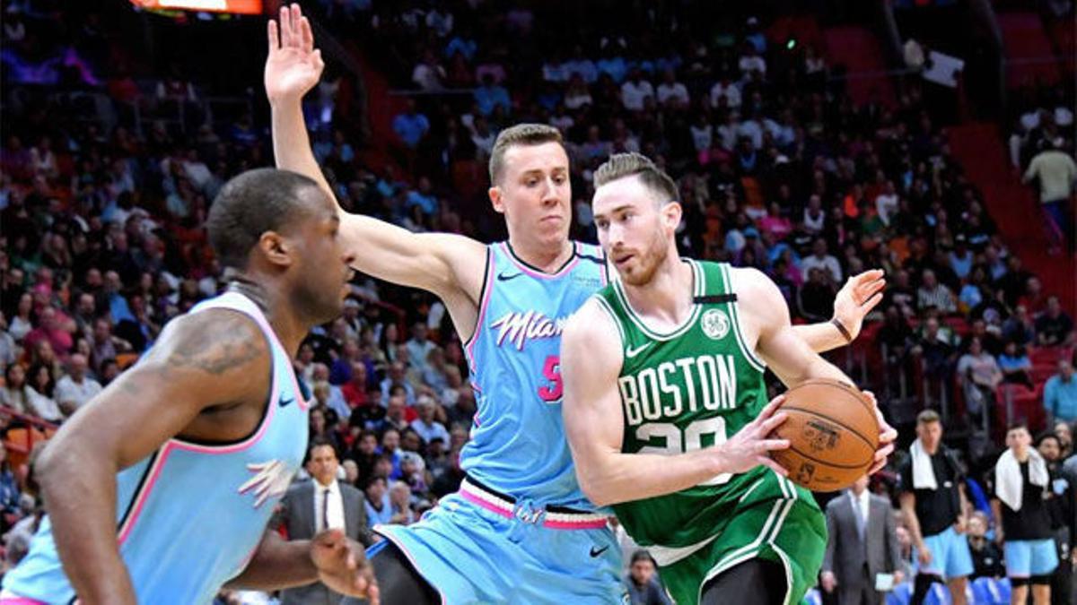 Los Celtics echan picante a la pelea por los playoff tras ganar en Miami