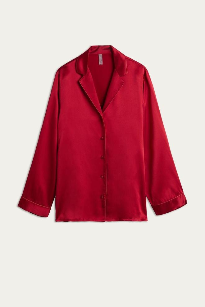 Chaqueta de corte masculino de raso de seda rojo, de Intimissimi (89,80 euros)