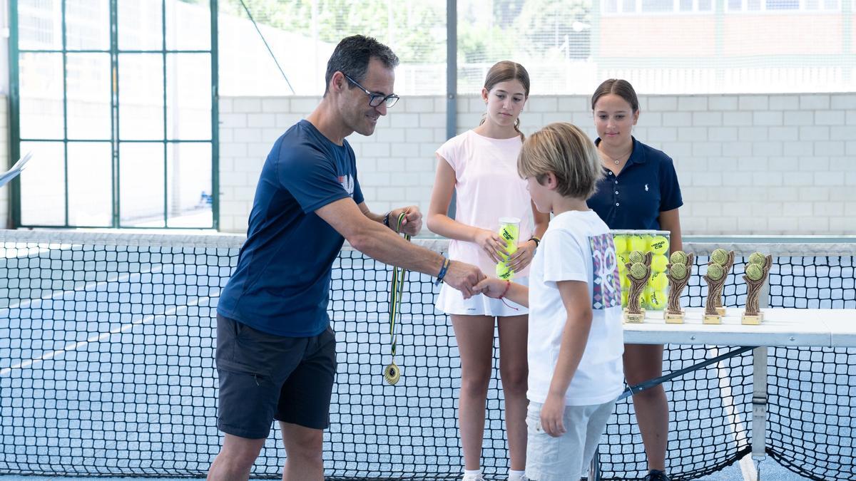 El regidor de Deportes de Ontinyent en la entrega de medallas en las 24 horas deportivas.