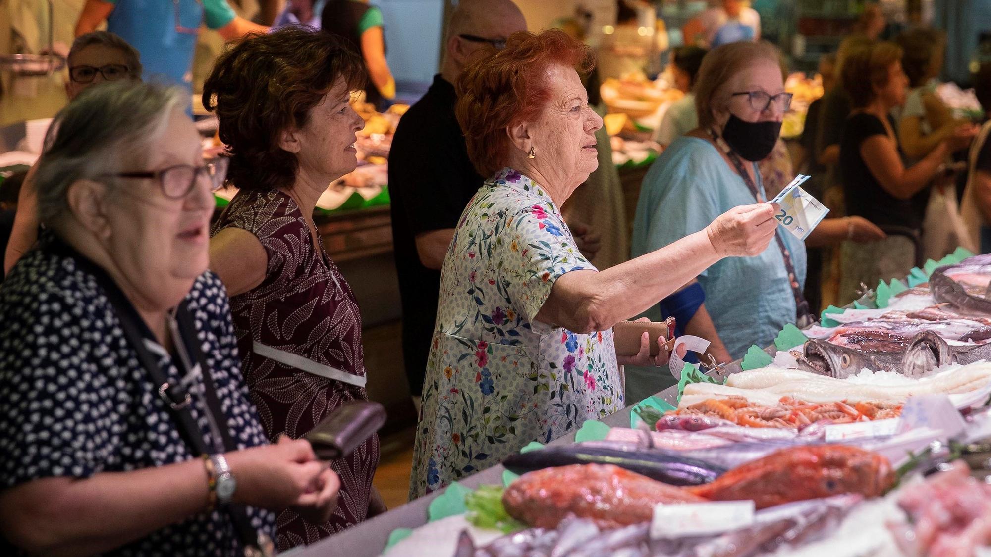 Barcelona 29/06/2022 Tema del día sobre la inflación En la foto Mercat de la Mercè en Fabra i Puig Fotografía de Ferran Nadeu