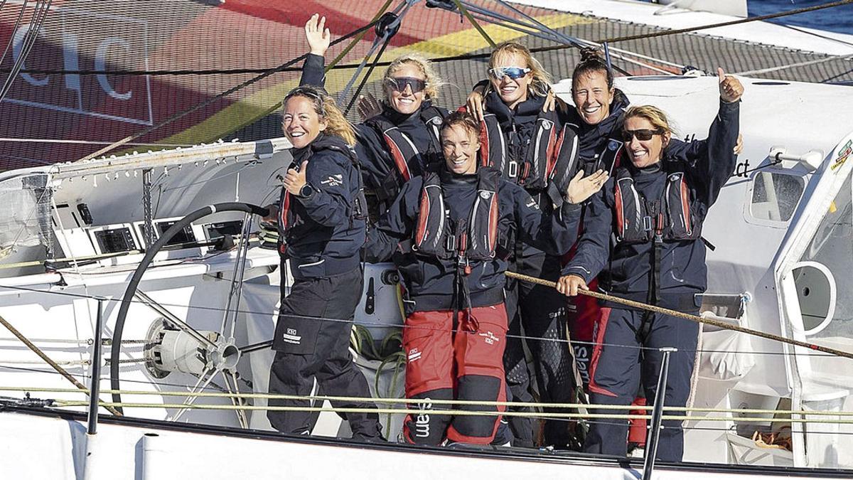 Tamara Echegoyen, segunda por la derecha, junto a sus compañeras de travesía.