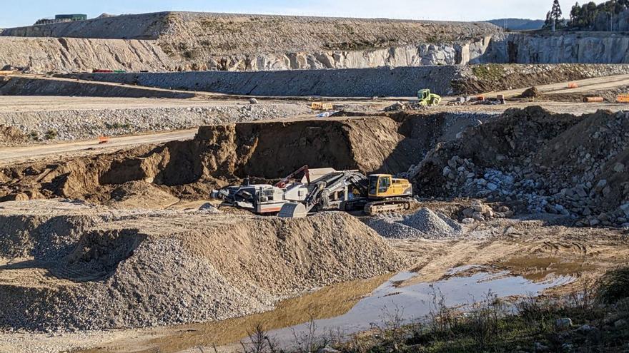 Trabajos de construcción en las parcelas de Carechem Distribución y en la de Transportes Galastur.   | // LA OPINIÓN