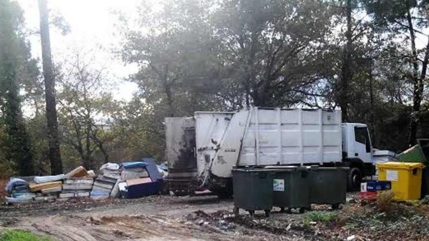 Colchones y otros residuos se acumulan donde estacionan los camiones de la recogida. // FdV
