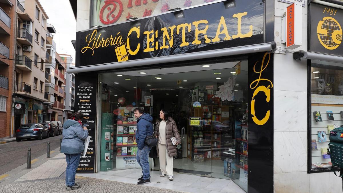Dos clientes salen de la Librería Central, este viernes, en la calle Corona de Aragón de Zaragoza.