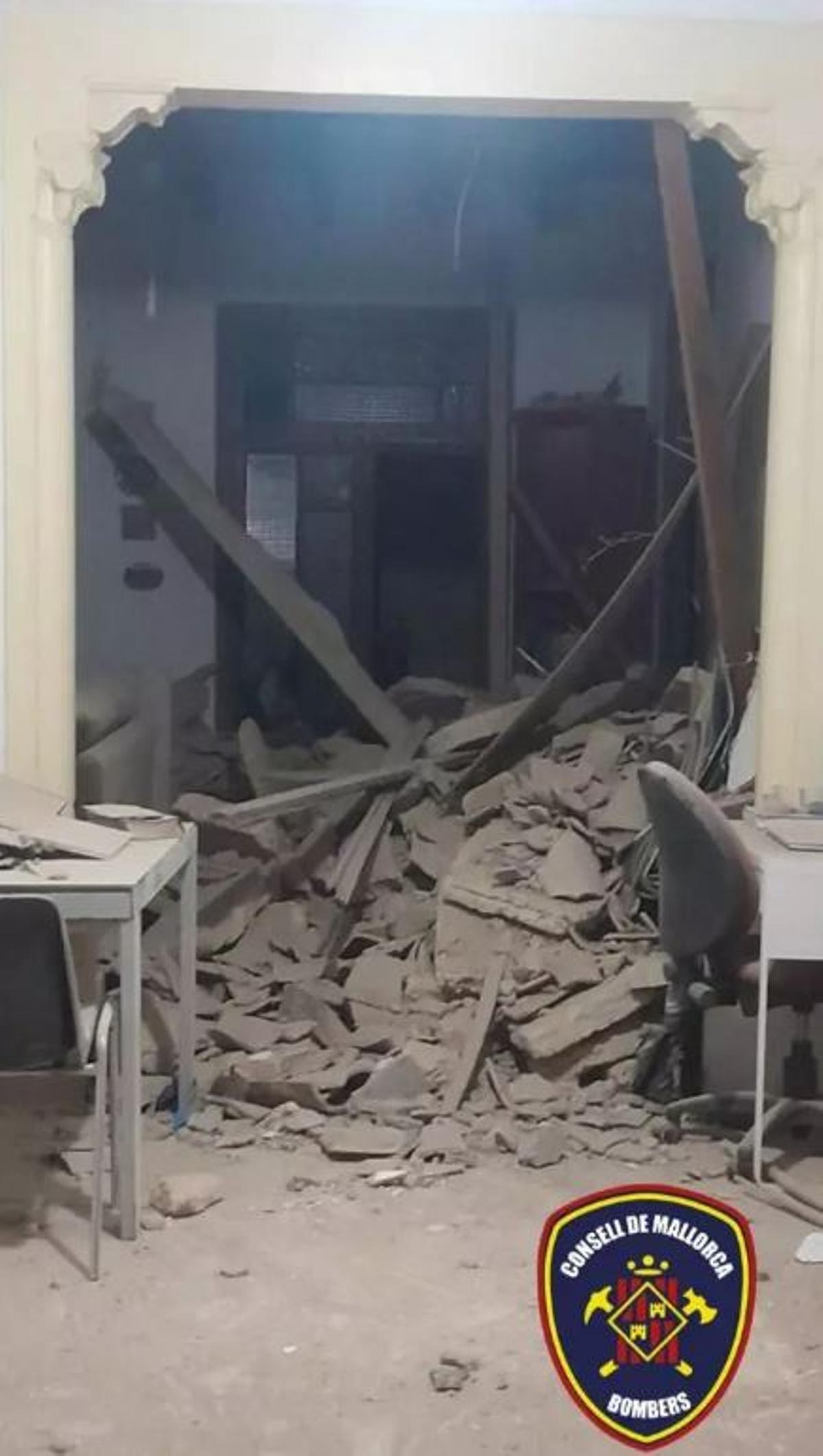 Ein Schutthaufen blieb von der Decke des Zimmers übrig, in dem die Jungen schliefen.