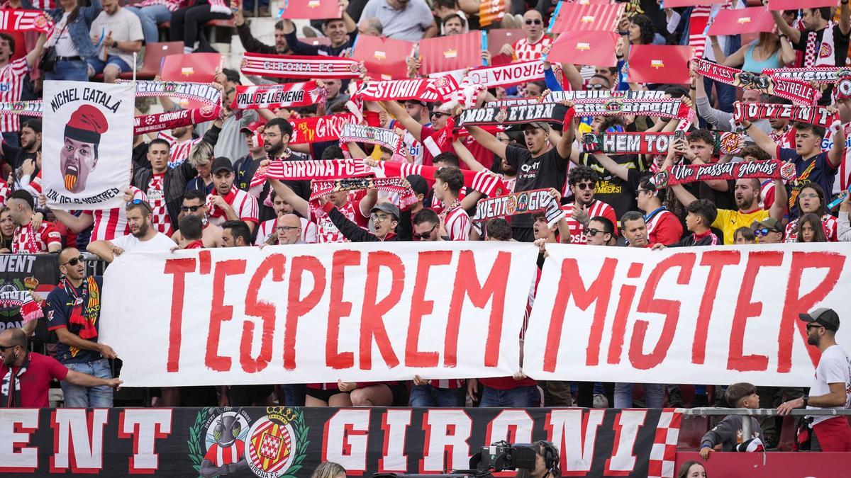 La afición del Girona exhibe una pancarta de ánimo a Míchel, que está hospitalizado, en Montilivi durante el partido contra el Villarreal.