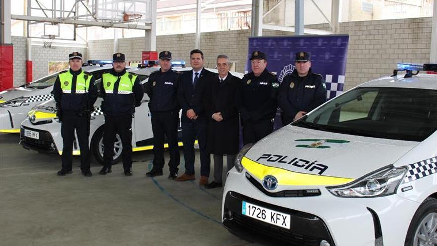 El alcalde presenta los cuatro nuevos vehículos híbridos de la Policía Local