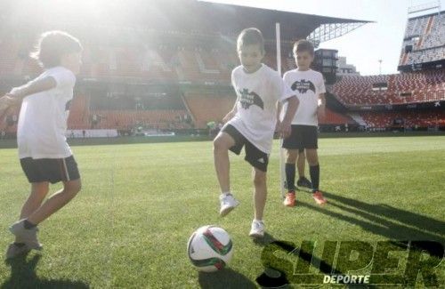 Rubén Baraja y Juan Sánchez, con los más pequeños