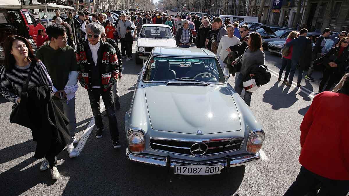 Concentración de coches antiguos contra la ZBE de Barcelona, en el Pº de Gràcia.