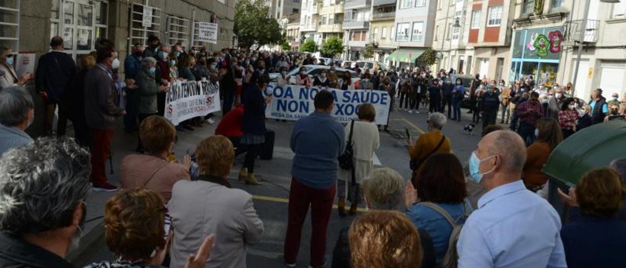 Vecinos de Moaña concentrados ayer, por 16º domingo consecutivo, ante la Casa do Mar. |   G. NÚÑEZ