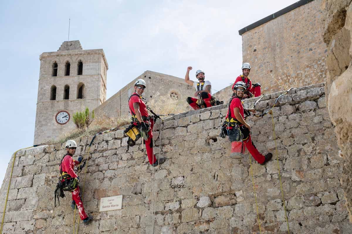 Arrancan los trabajos de limpieza de las murallas renacentistas de Ibiza