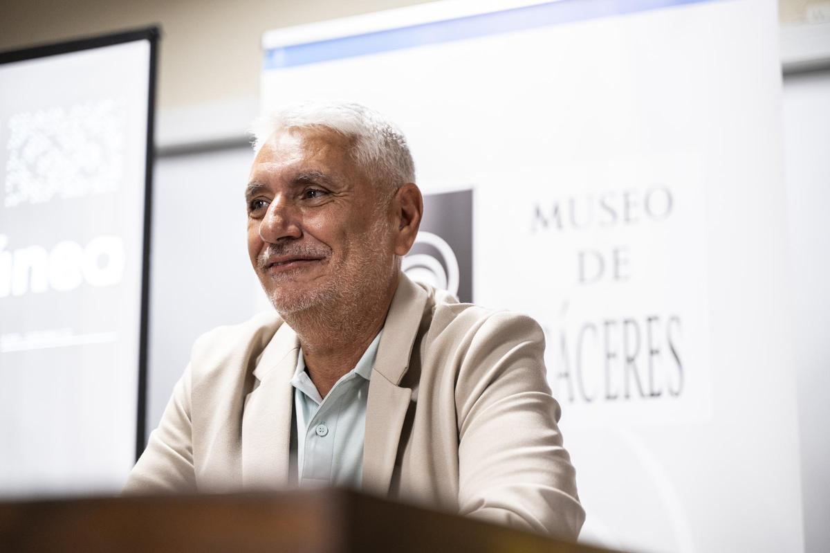 Juan Antonio Álvarez Reyes, comisario de la exposición Cáceres Contemporánea.