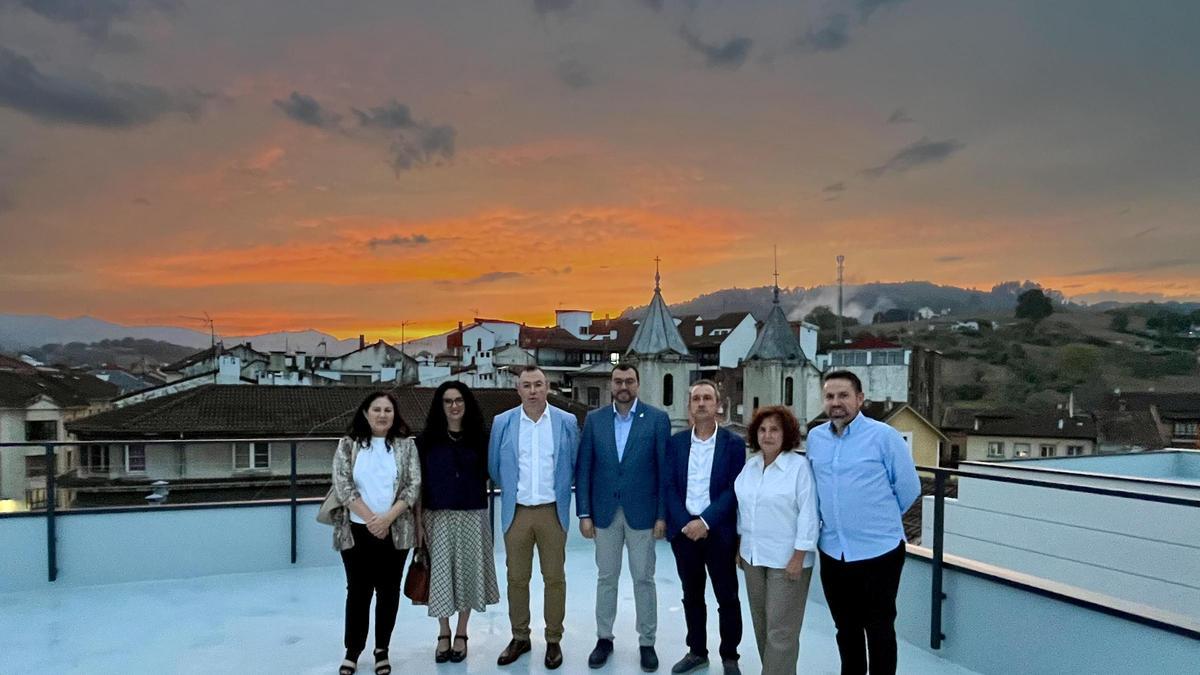 Autoridades asistentes a la inauguración del Centro Cultural, el pasado 19 de septiembre, en la parte de la azotea del equipamiento, que cuenta con esta gran terraza.