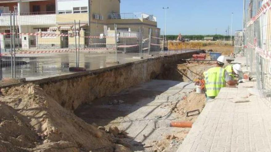 Obras que levantaron las calles de San Roque para instalar los colectores de la desalinizadora.