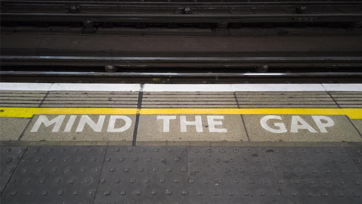 Pintada con la indicación 'Mind the gap' en el metro de Londres