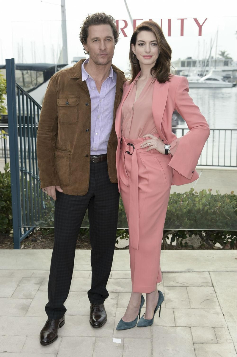 Anne Hathaway con traje de Petar Petrov junto a Matthew McConaughey