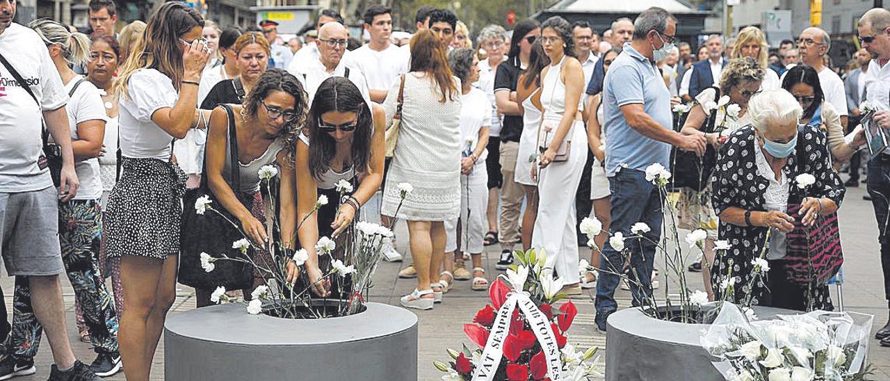 Familiars de les víctimes posen flors al lloc on es va produir l’atemptat.