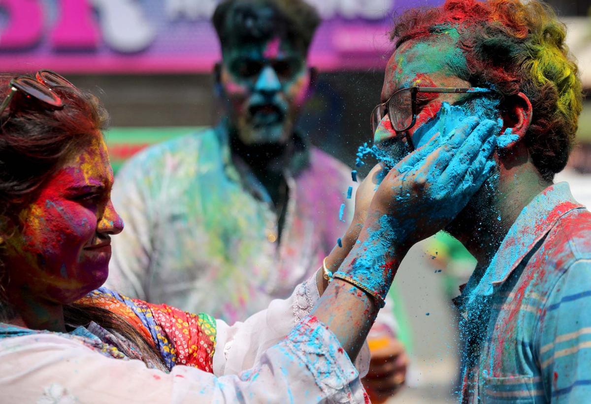 Celebraciones del Holi en el templo Kalupur Swaminarayan , India.