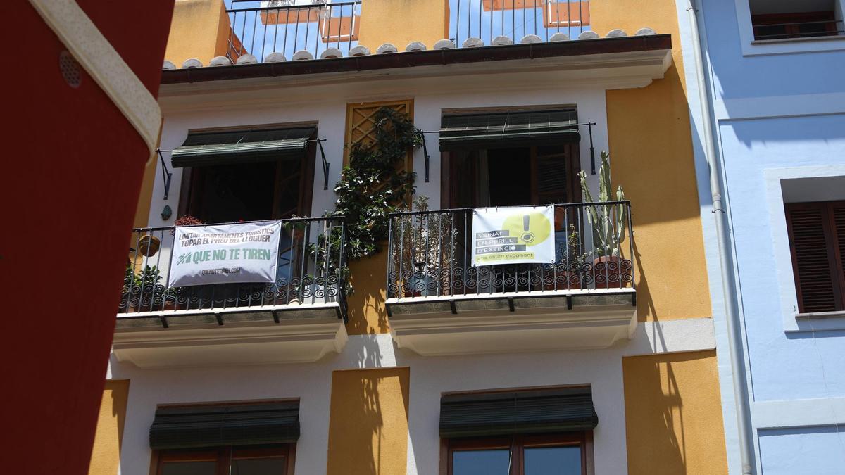 Carteles contra la proliferación de pisos turísticos en València.