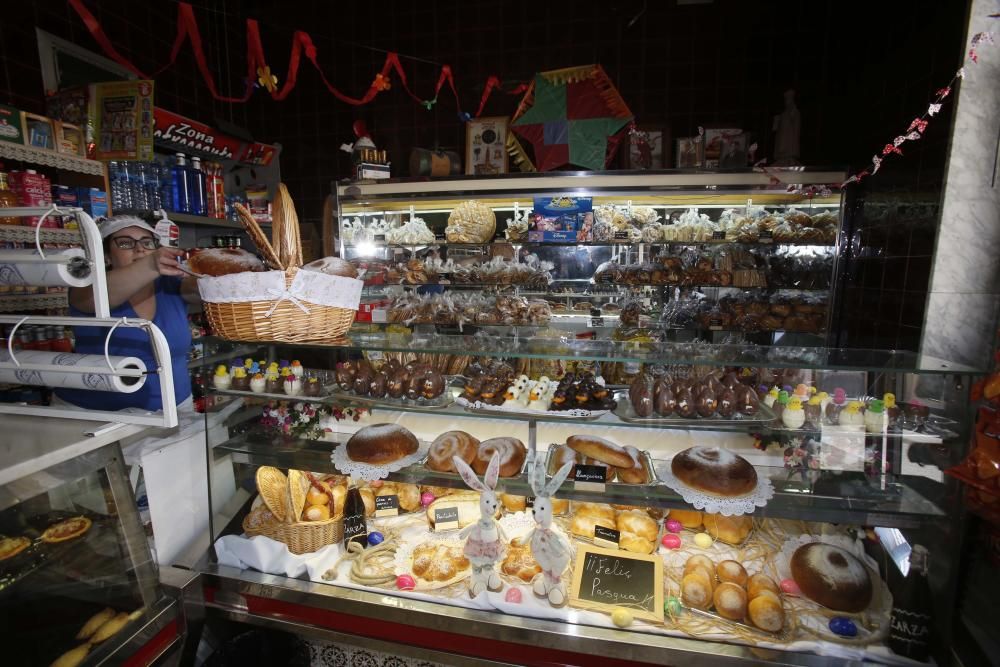 Forn de Manuela. Primer premio de monas y segundo de torta de pasas y nueces.