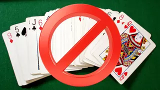 Multan a dos valencianos por jugar a las cartas en una estación de Laos