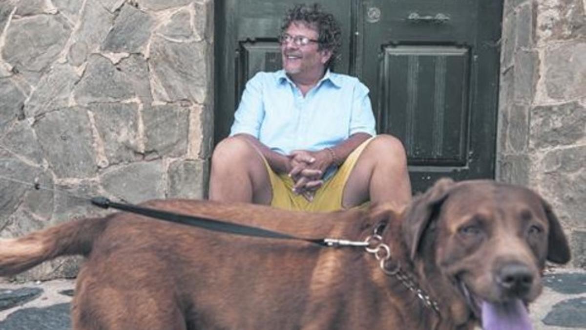 Reed Brody, en una calle de Cadaqués, durante una breve pausa en su agenda, el jueves.